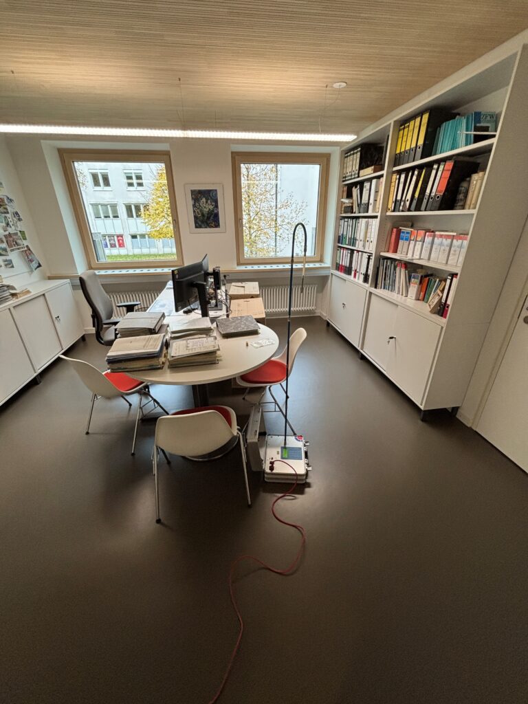 Bild zeigt ein Luftraummessgerät in einem Büro
